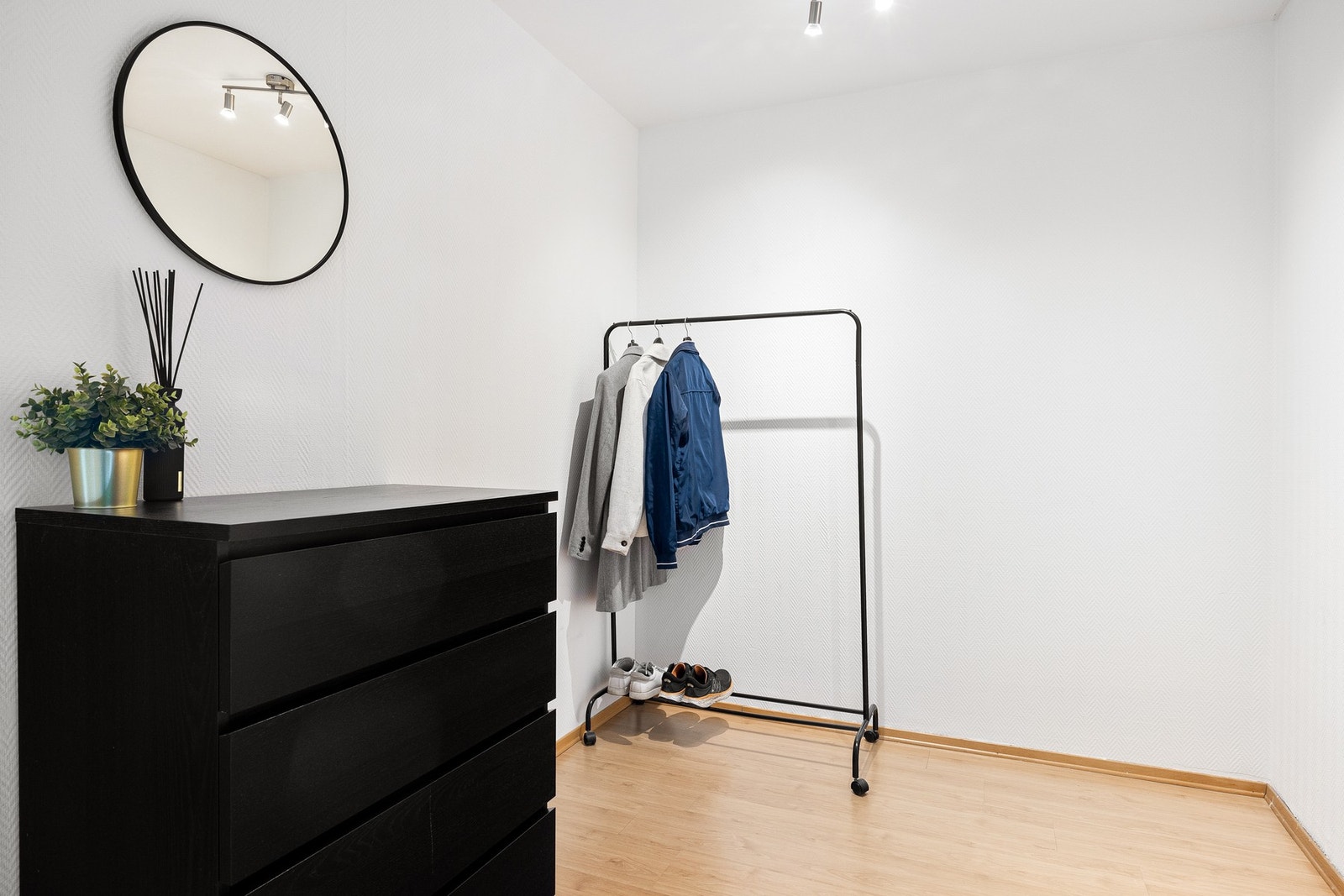 Romslig entré med god plass til klær, sko, garderobe, skoskap osv. Her var det opprinnelig en intern bod. Galleribilde