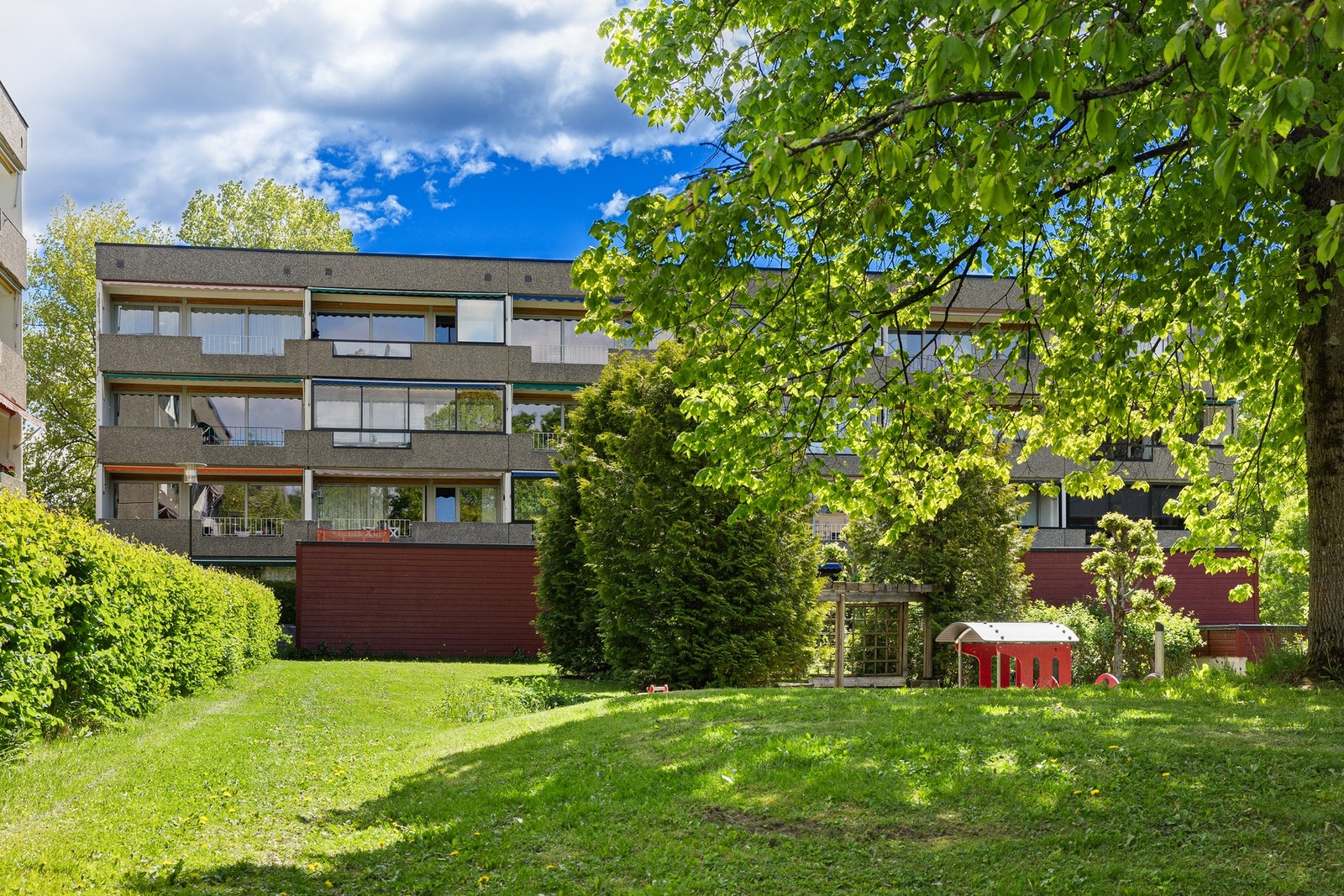 Fasade mot grøntområde. Leiligheten har en av de aller beste interne beliggenhetene i hele borettslaget Galleribilde