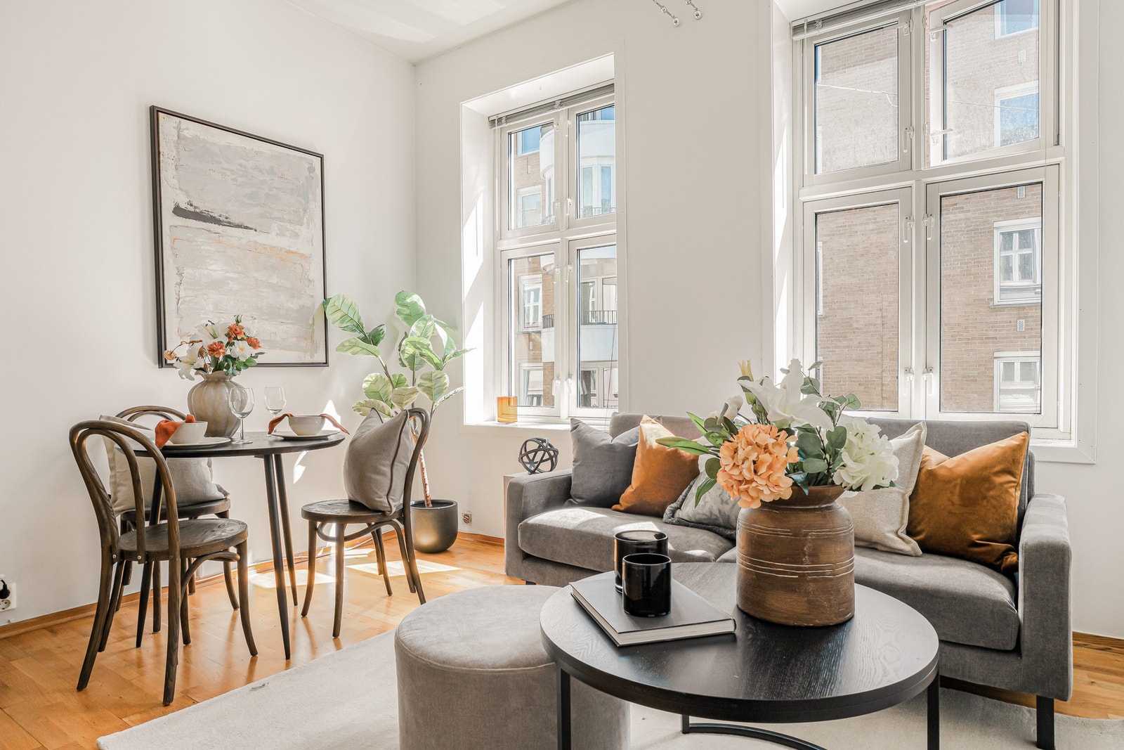 Her bor du i et ettertraktet område med kort gangavstand til blant annet OsloMet, UiO, Bogstadveien, Slottsparken og et bredt utvalg av servicetilbud, kollektivtransport, kaféer og restauranter. Galleribilde