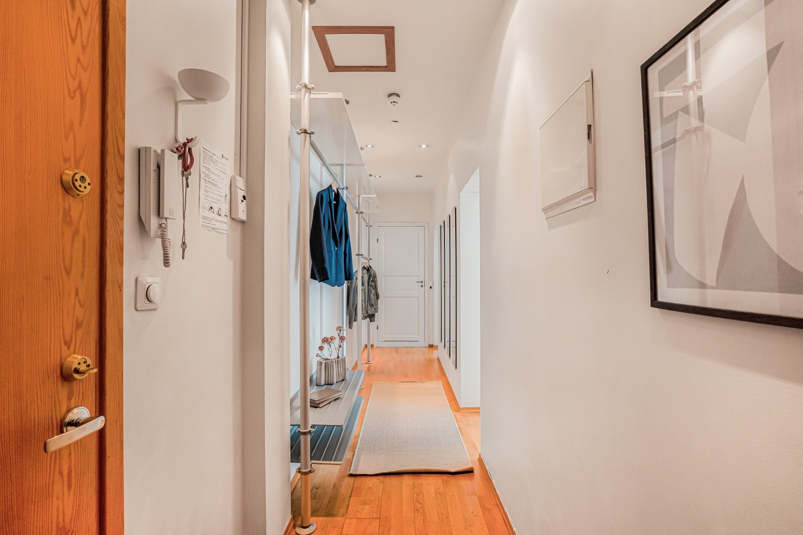 Entré med en romslig og praktisk utforming, med god plass til oppheng og oppbevaring av yttertøy og sko. Boligen har en langsgående entré som gir en naturlig adkomst til øvrige rom. Lyse overflater og downlights i himling bidrar til et lyst og innbydende Galleribilde