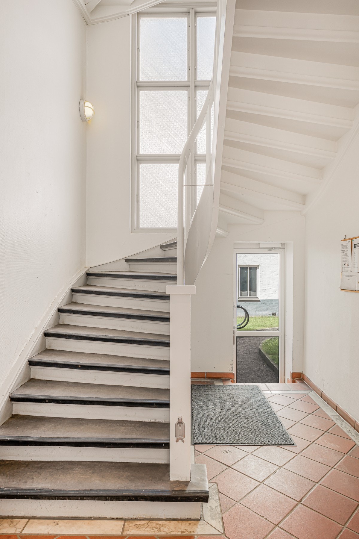 Lys og velholdt felles oppgang med klassisk trappeløp og store vindusflater som gir godt med naturlig lys. Galleribilde
