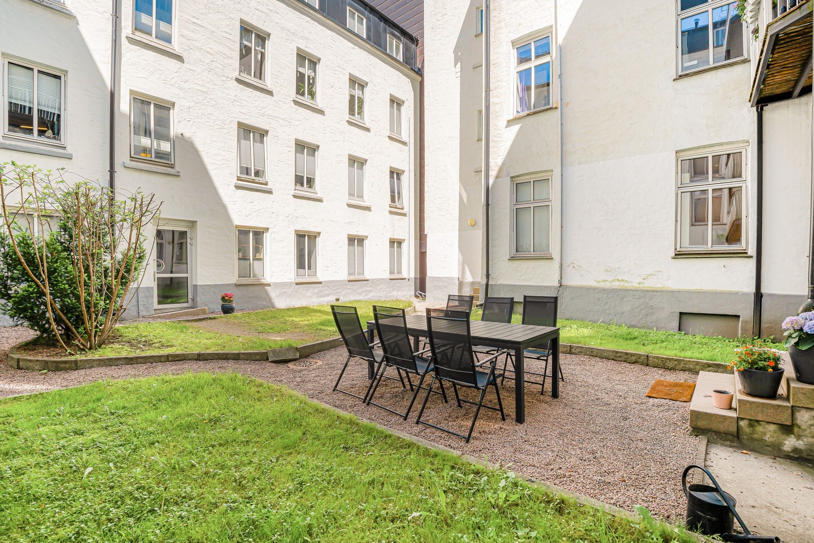 Hyggelig og skjermet felles bakgård med grøntarealer og sittegrupper, som gir gode muligheter for opphold og hyggelige sammenkomster i rolige omgivelser. Galleribilde