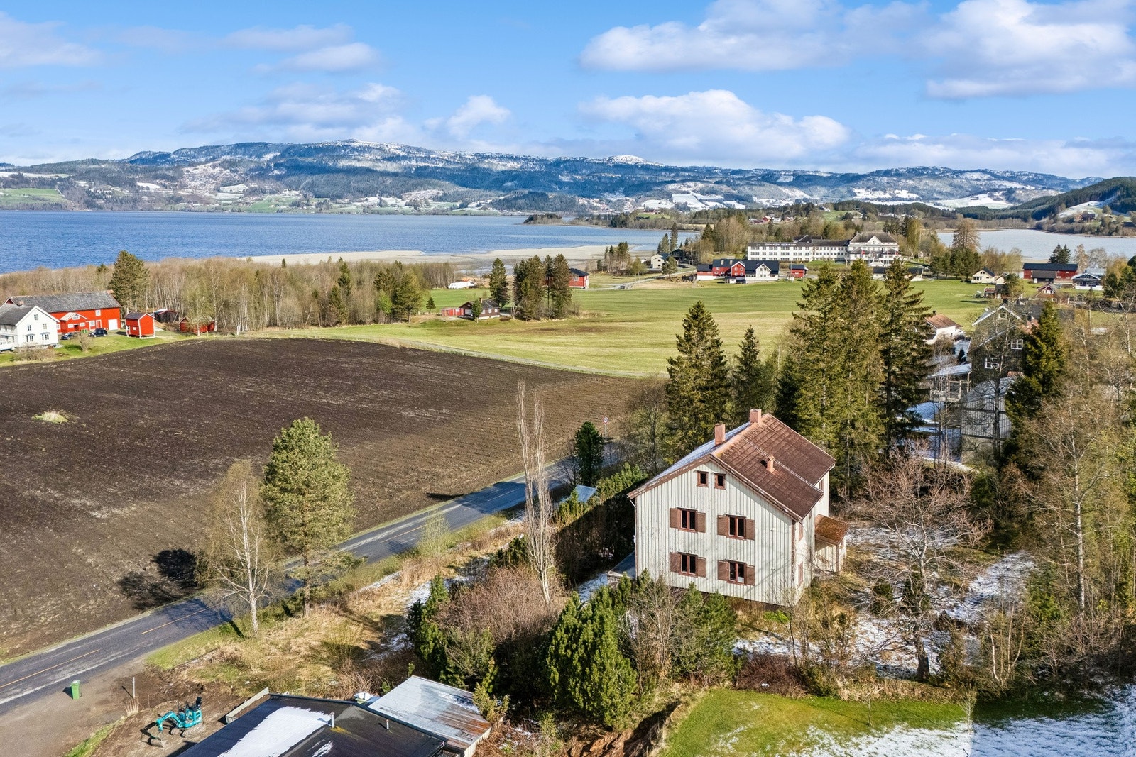 Fantastisk utsikt og svært gode solforhold på tomta. Galleribilde