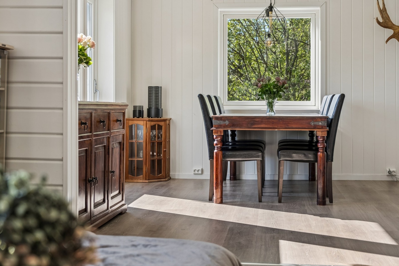 God plass til sittegruppe og møbler. Galleribilde