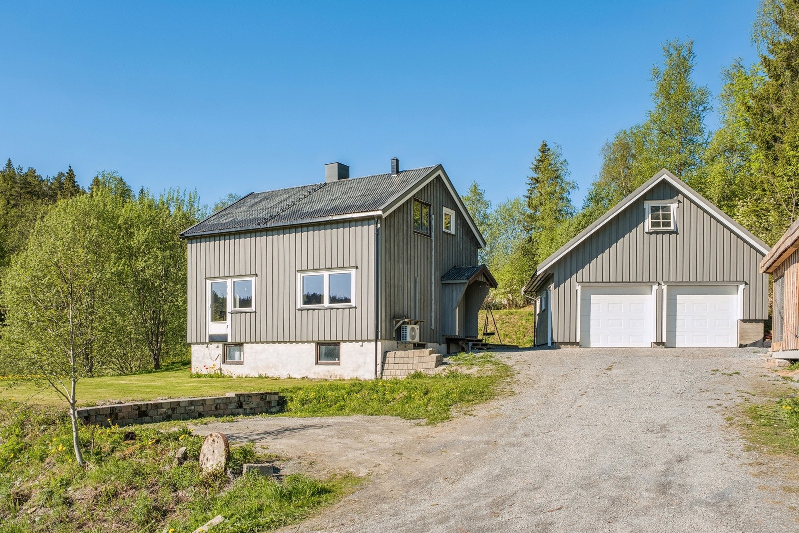 Romslig dobbelgarasje oppført i 2014. Galleribilde