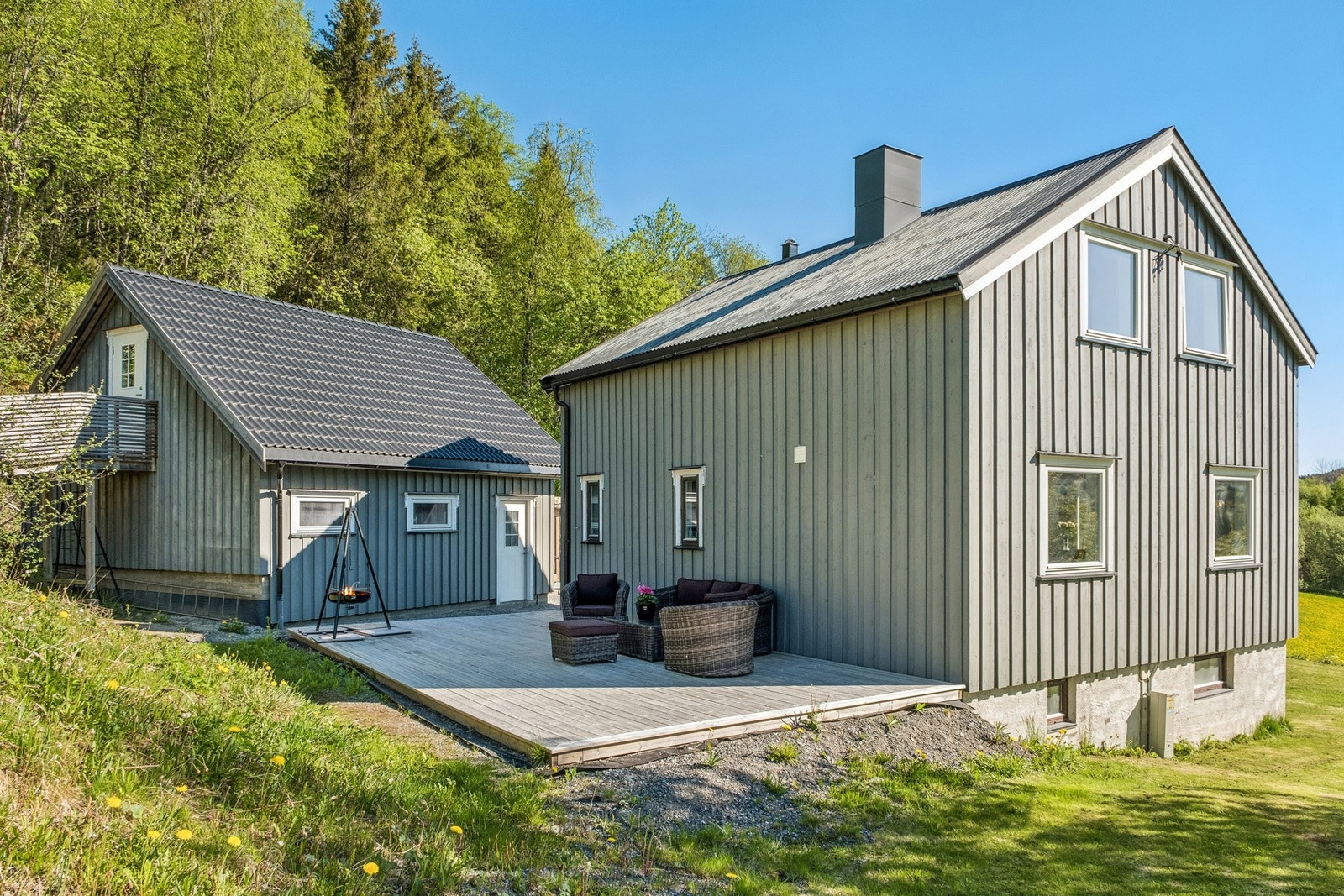 Romslig uteplass som er vestvendt og har gode solforhold. Galleribilde