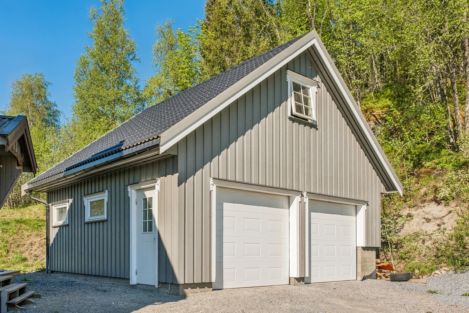 Dobbelgarasjen er på 46 kvm og har i tillegg lagrinsplass på loft Galleribilde