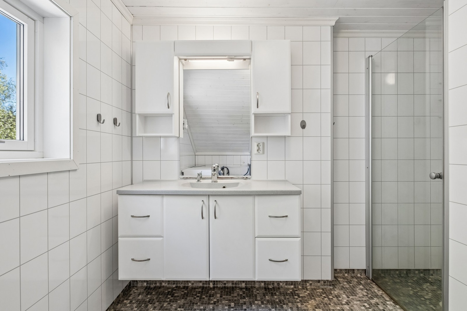 Badet er på 6. kvm. Varmtvannsbereder ble skiftet i 2023 Galleribilde