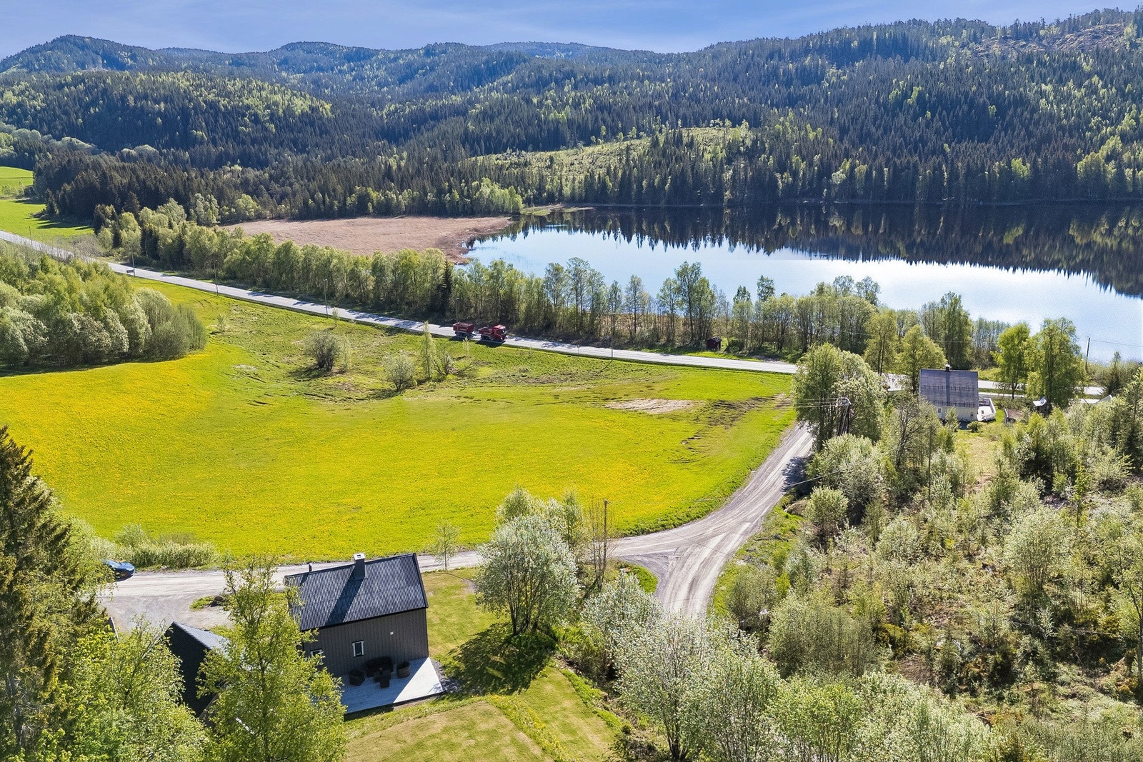 Skjermet for innsyn og god avstand til omkringliggende boliger. Galleribilde
