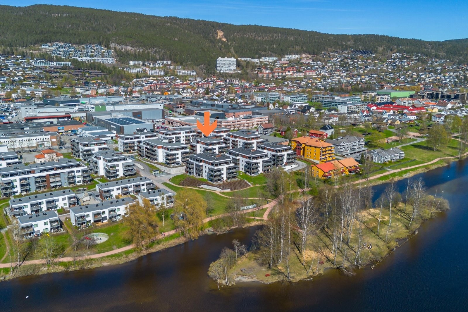 Leiligheten ligger tilbaketrukket og skjermet i Pålsøya Park | Idyll ved elva | 150 meter til buss | 300 meter til treningssenter | kun 6-700 meter til nærbutikk Galleribilde