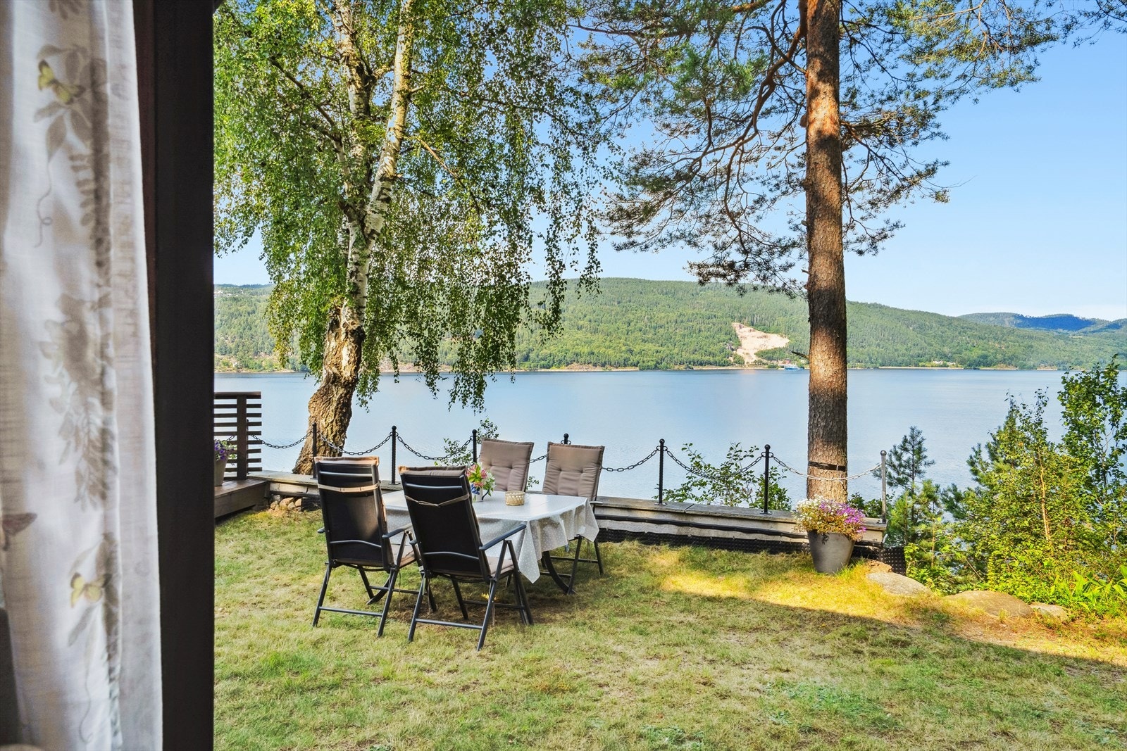 Utsikten kan nytes innenfra så vell som utvendig. Galleribilde