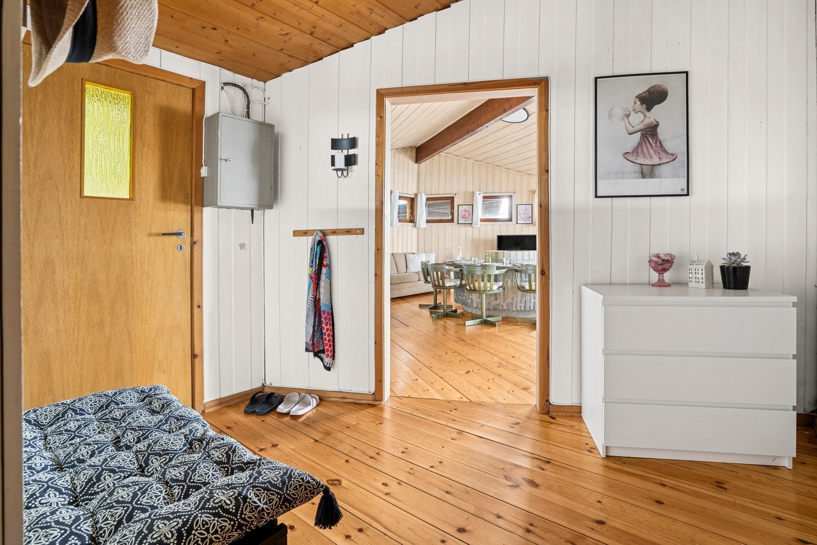 Entré med adkomst til hyttens oppholdsrom og soveromsavdeling. Hytta har en praktisk planløsning hvor alle rom er samlet på ett plan. Galleribilde