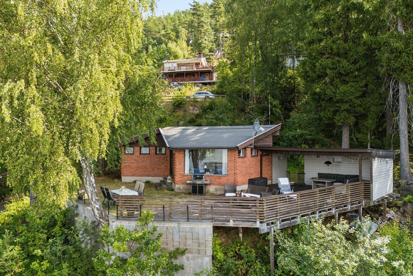 Fra stuen er det utgang til en romslig terrasse på ca. 60 m² hvor utsikten og omgivelsene kan nytes gjennom store deler av dagen Galleribilde