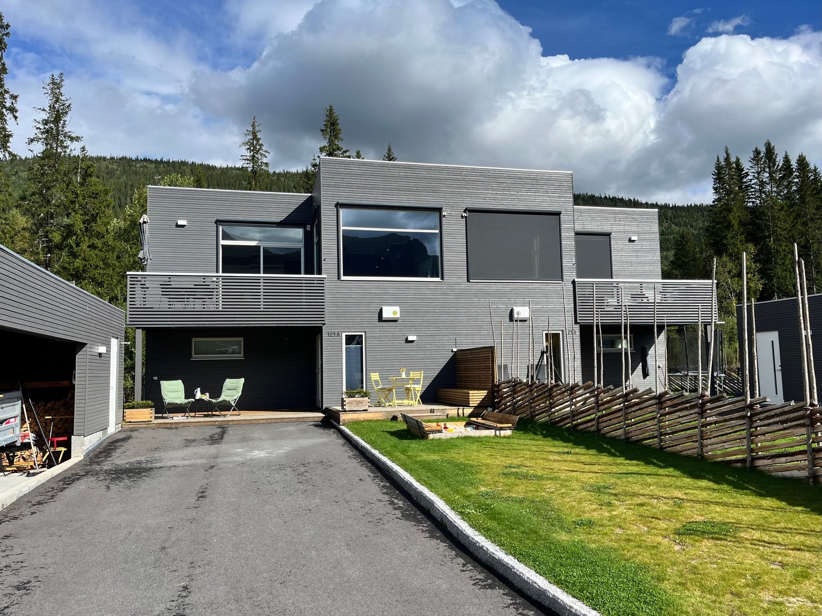 Pent opparbeidede uteområder. Carport til venstre i bildet, med bod i bakkant. Galleribilde