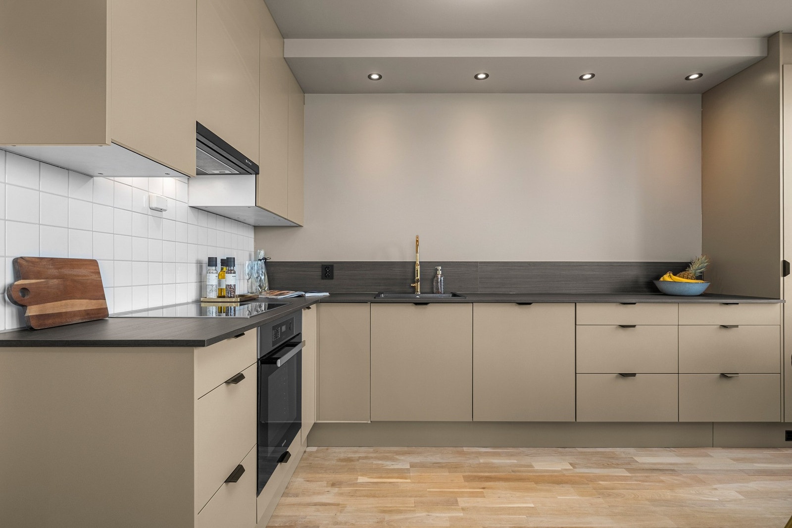 Moderne kjøkken med slette fronter. Backsplash av flis. Galleribilde