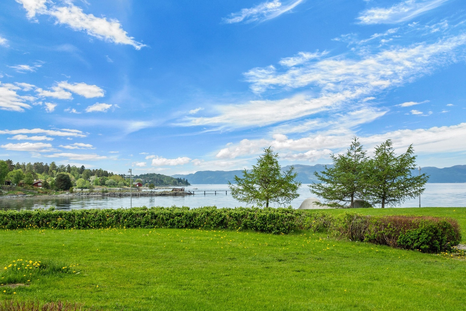 Fra soverommet skjermet uteområde med god plass til spisegruppe og loungemøbler. Galleribilde