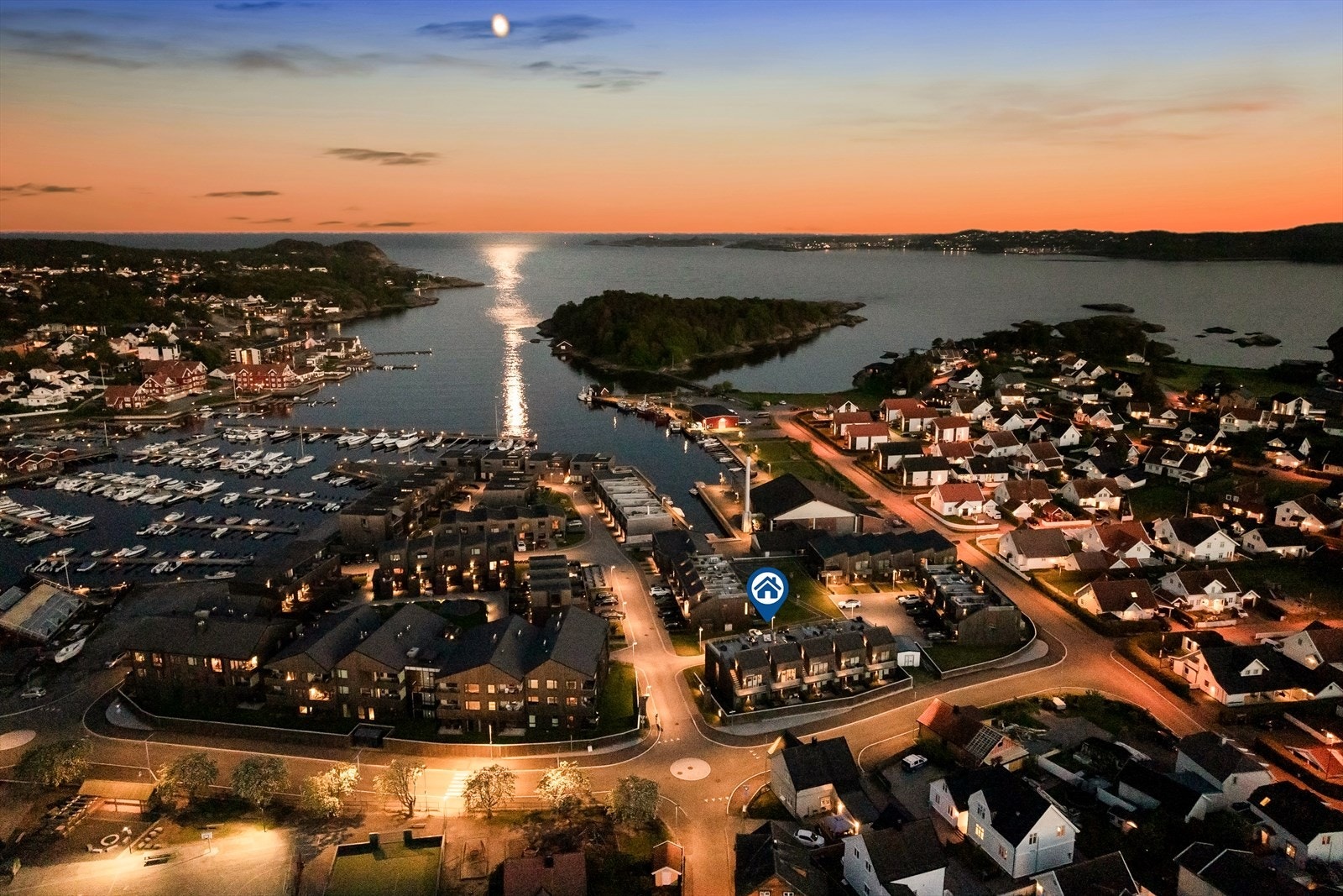 Kort vei til småbåthavn og turmuligheter i nærområdet. Galleribilde