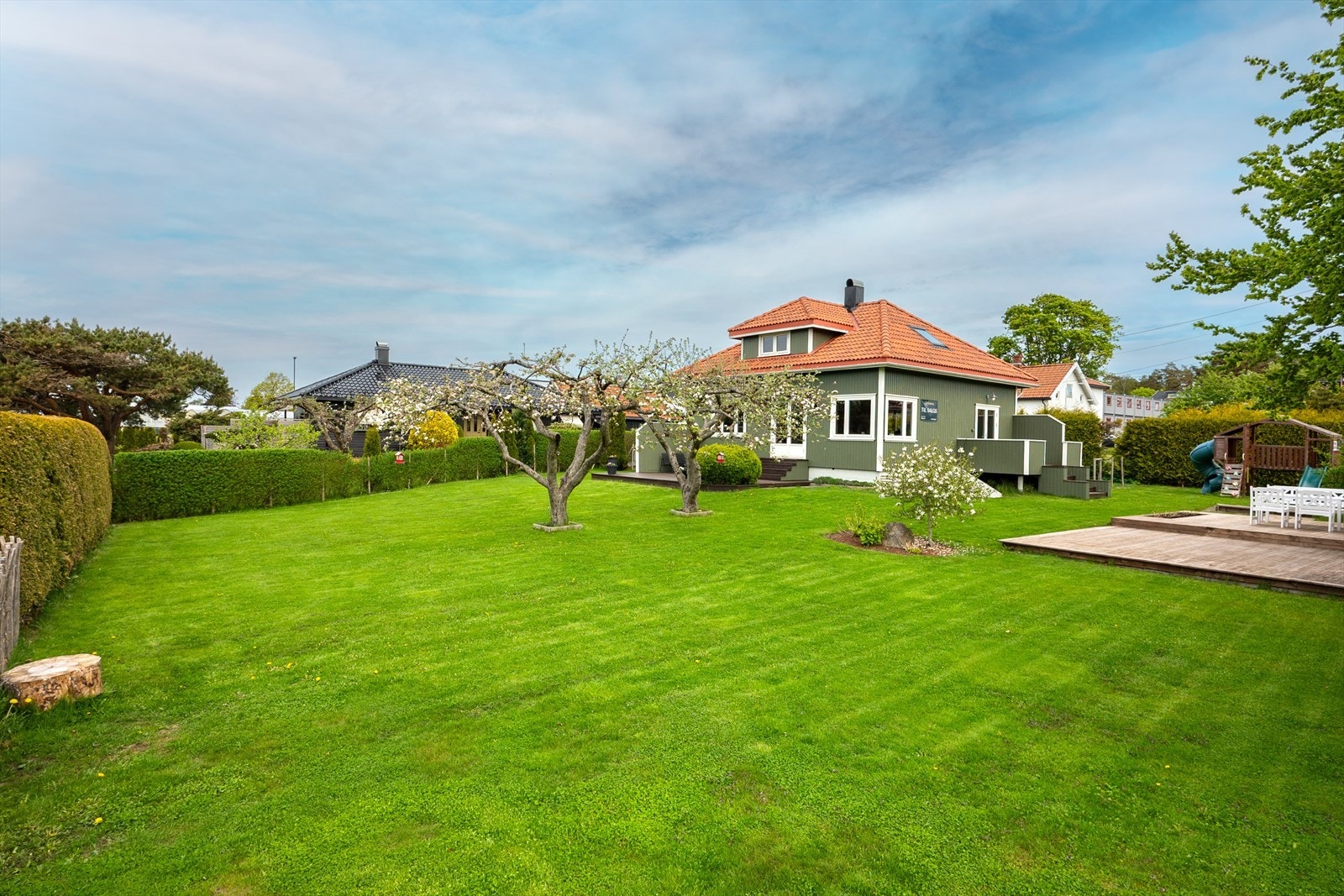 Stor og solrik hage som innbyr til både lek, dyrking og late sommerdager, et uterom med sjel og mange fine soner. Galleribilde