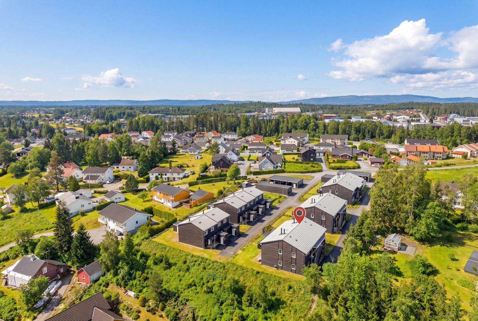 Eiendommen sokner til Dal skole ( 1 km) og Råholt ungdomsskole (5 km). Dagligvarehandelen kan gjøres ved bl.a. Coop Prix Dal (1,6 km). Gangavstand til Dal stasjon (Redigert v/AI). . Galleribilde