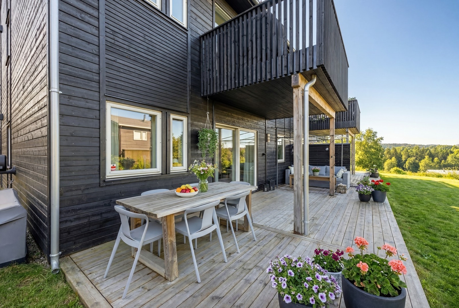 Leiligheten har en stor og solrik sydvendt terrasse på ca. 30 kvm, samt disponerer naturlig tilstøtende areal (Redigert v/AI). Galleribilde