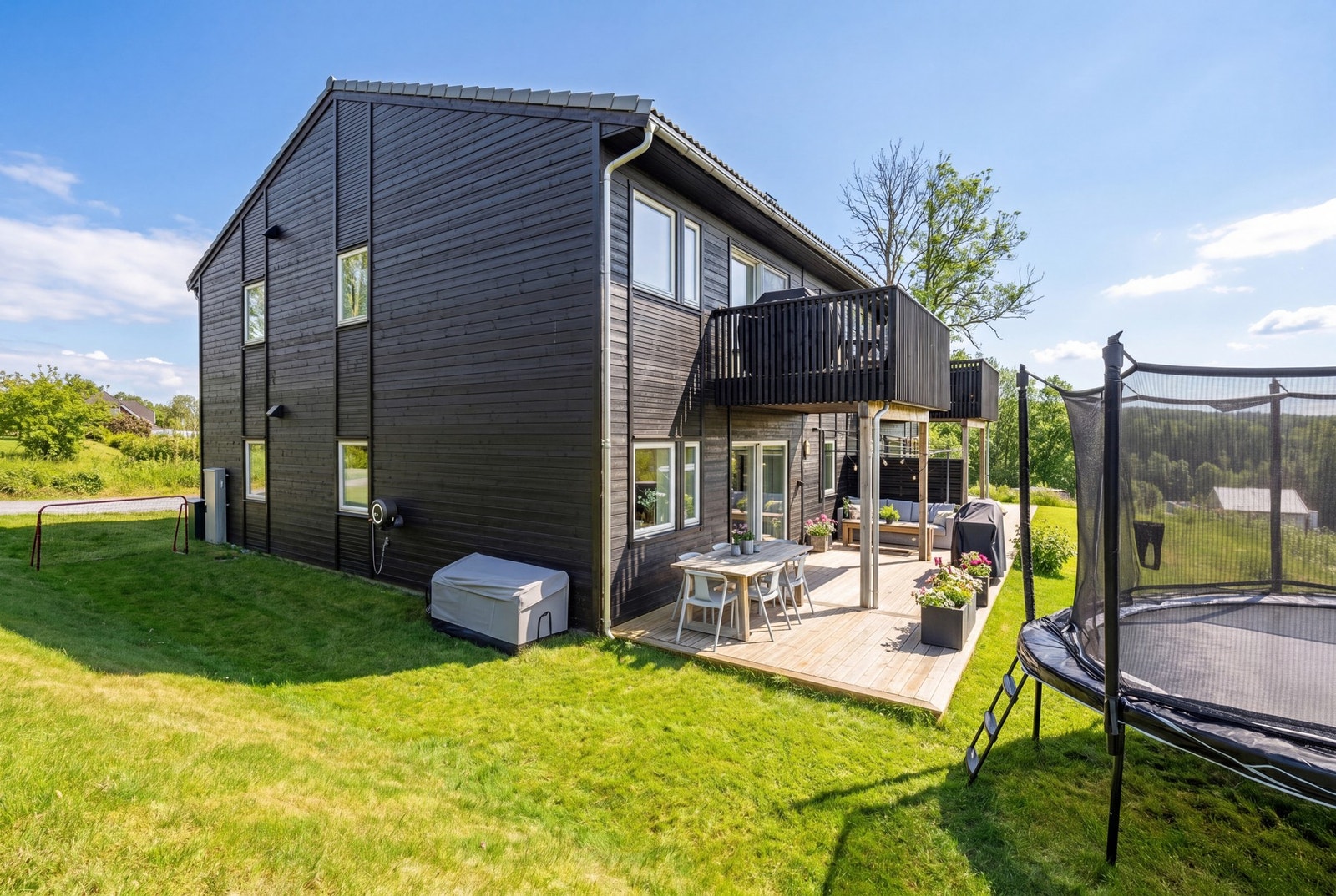 Velkommen til Bjørnlia 17 - En lys og moderne selveierleilighet fra 2023 beliggende i barnevennlig og naturskjønne omgivelser på Dal i Eidsvoll kommune. Galleribilde
