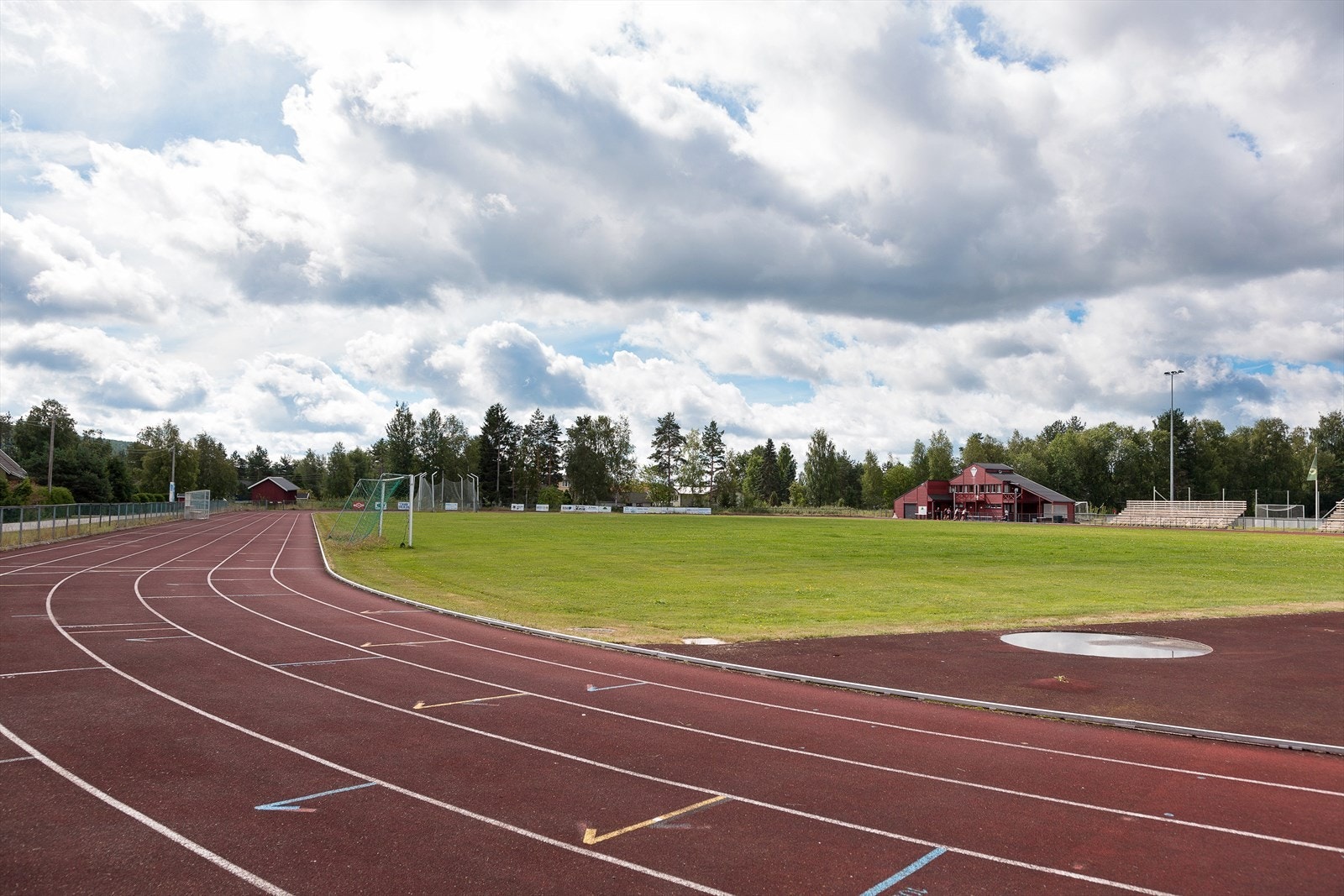 I tillegg til friidrettsbane er det bl.a. kunstgress, tennis, sandvolleyball, frisbeegolf og pentangue. Idrettslaget drifter en hyggelig kafe på området. Galleribilde