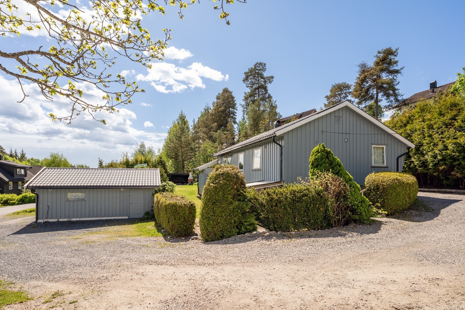 Helt frem til hovedinngangen har tomten en gruslagt gårdsplass med gode muligheter for parkering. Galleribilde