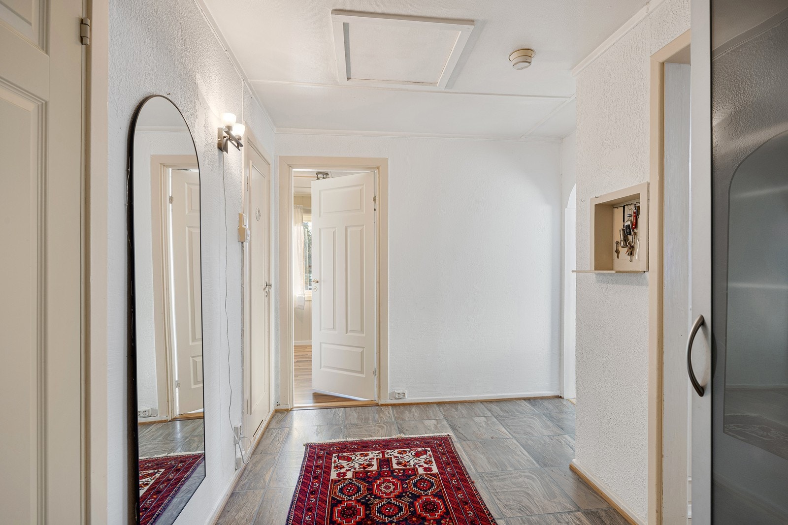 I entre og gang er det god plass til å henge fra seg yttertøyet, og tilknyttet entreen har boligen en hendig bod for diverse utstyr. Galleribilde