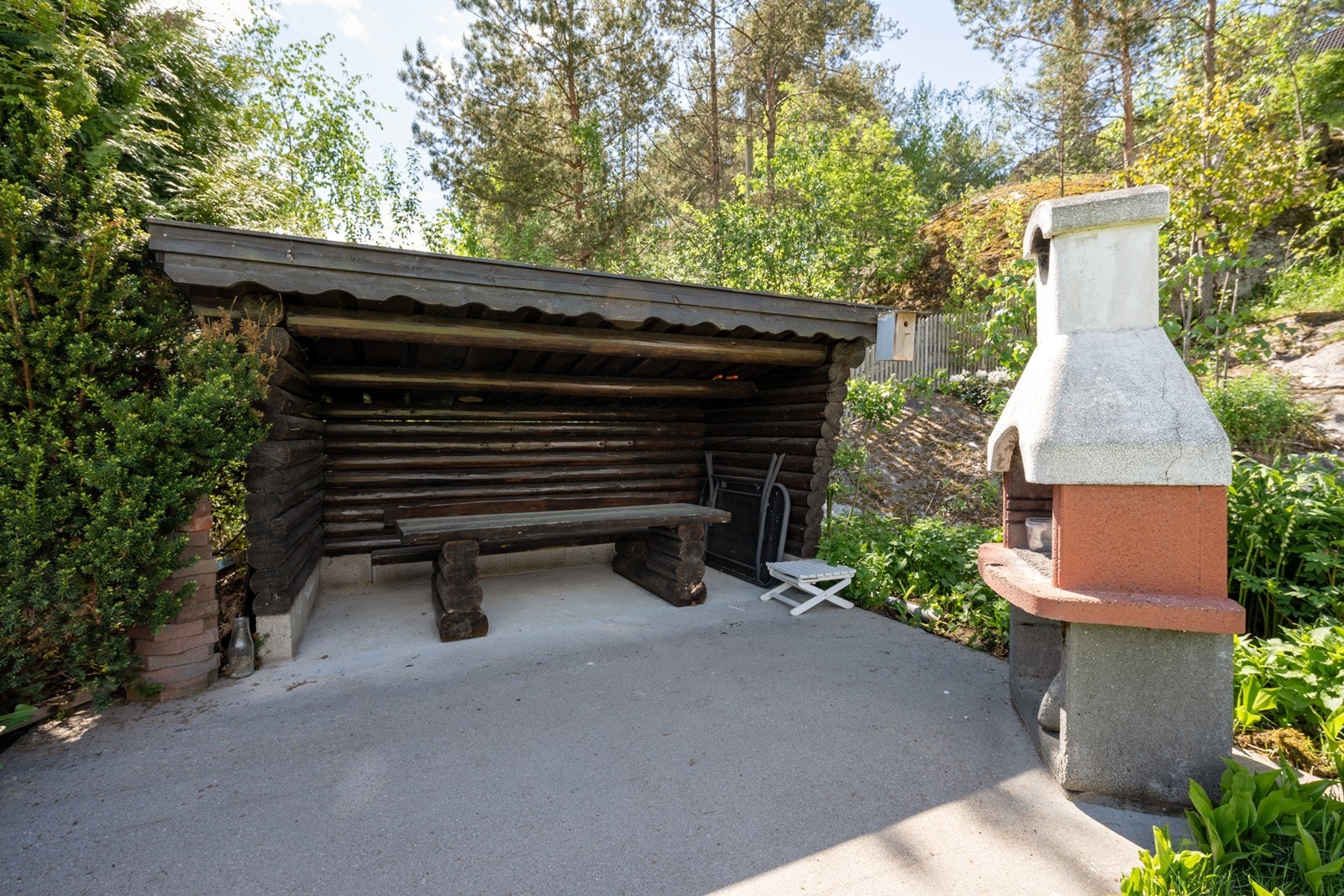 Med en egen gapahuk og utepeis trenger ikke turen bli så lang! Galleribilde