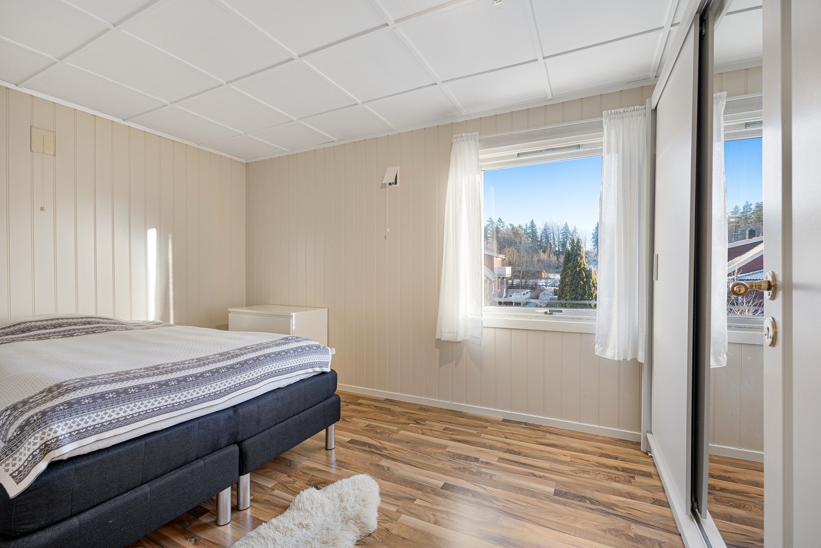 Hovedsoverommet har plass til dobbeltseng, og det er mye oppbevaring i en plassbygget skyvedørsgarderobe med dels speilfronter. Galleribilde
