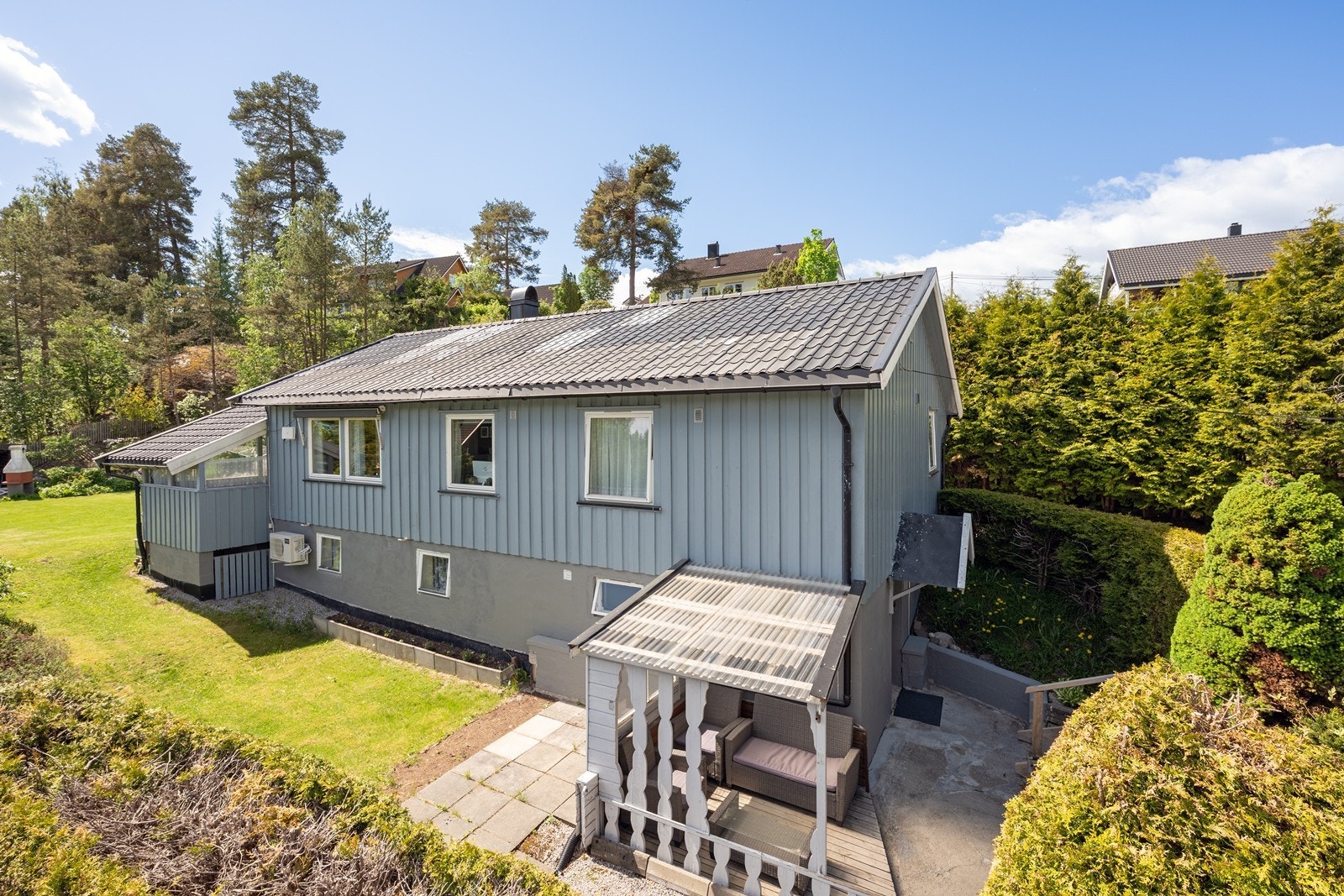 Ved inngangen til underetasjen finner man en overbygd markterrasse på rundt 6 kvm. Galleribilde