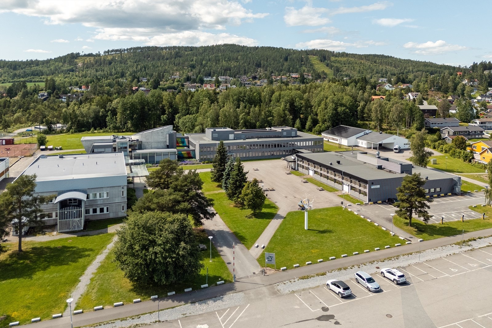 Bjørkelangen har to videregående skoler med et stort og variert linjeutvalg. Begge ligger i tilknytning til sentrum. Galleribilde
