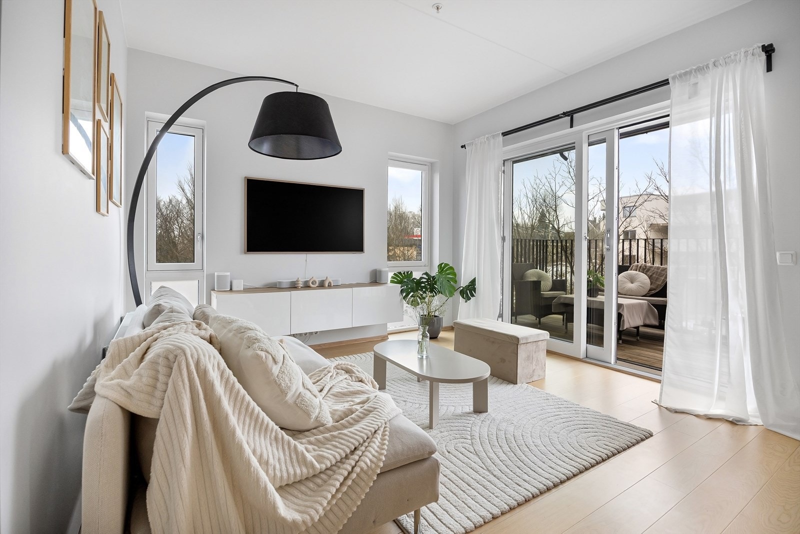 Lys og innbydende stue med god romfølelse og moderne finish. Galleribilde