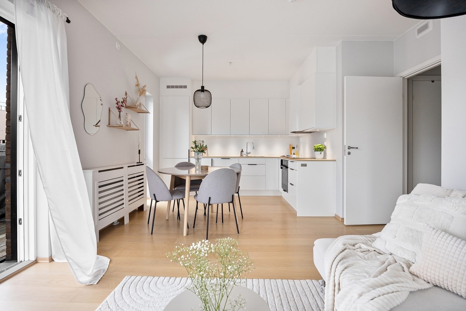 Leiligheten har en god planløsning med en åpen og sosial løsning mellom kjøkken og spiseplass. Galleribilde