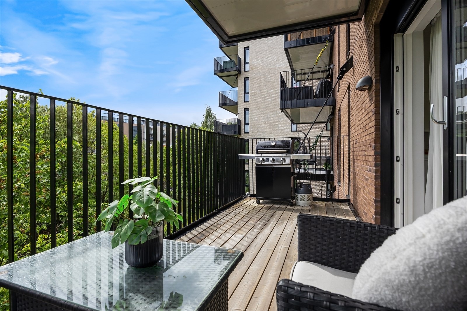 Fra stuen er det direkte utgang til en romslig balkong på ca. 10 m². Galleribilde