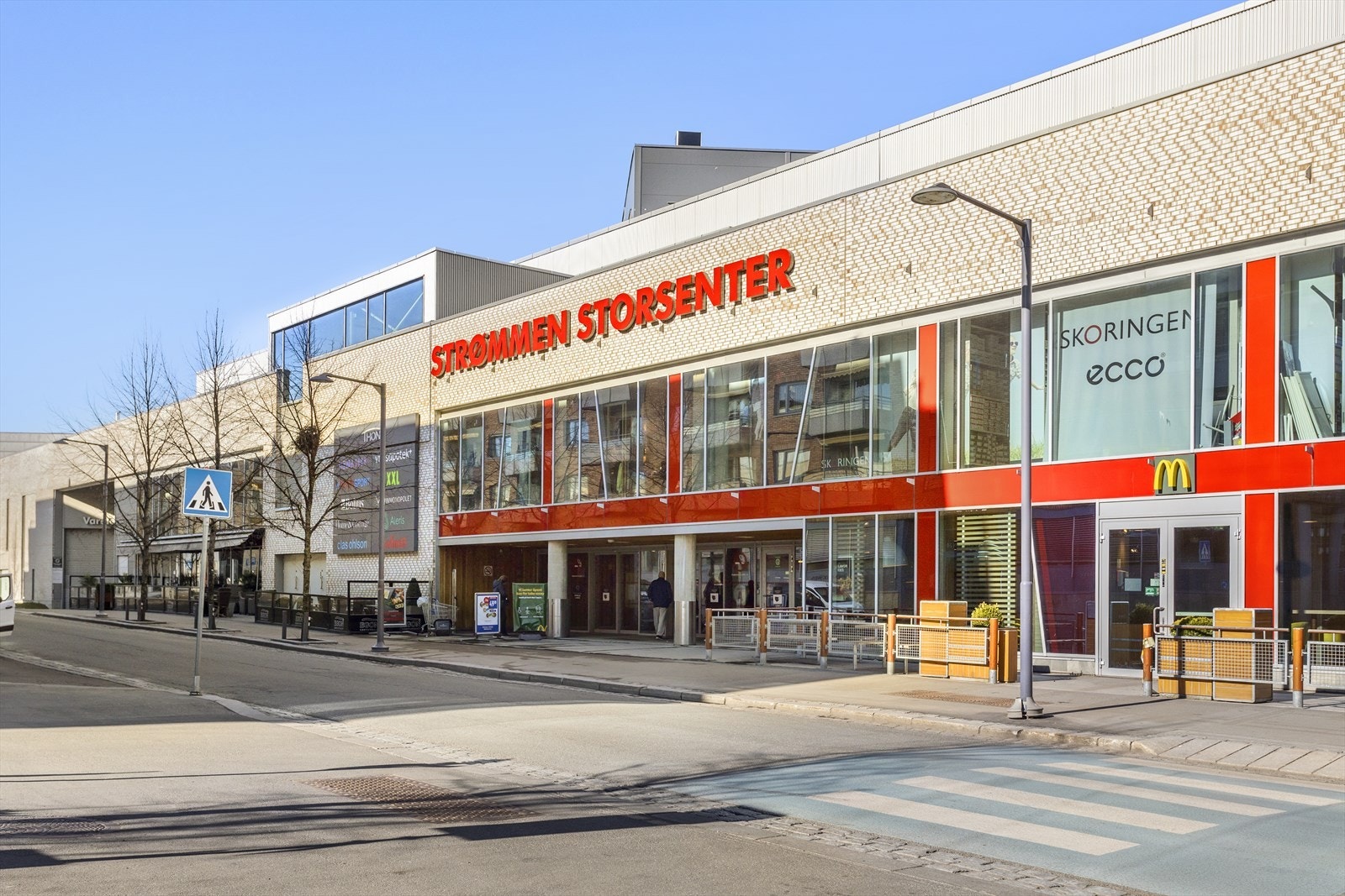 Strømmen storsenter ligger like i nærheten og har et meget bredt utvalg av dagligvare, spisesteder og andre servicetilbud Galleribilde