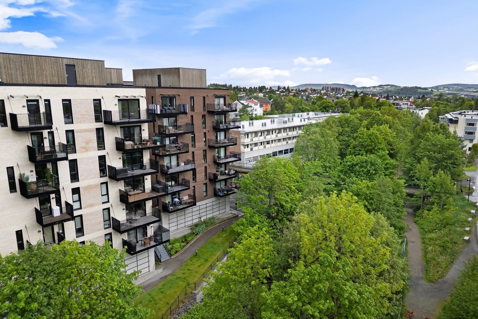 Boligen har en attraktiv beliggenhet på Strømmen, med kort vei til tur- og friluftsområder, offentlig transport og ulike servicetilbud. Galleribilde