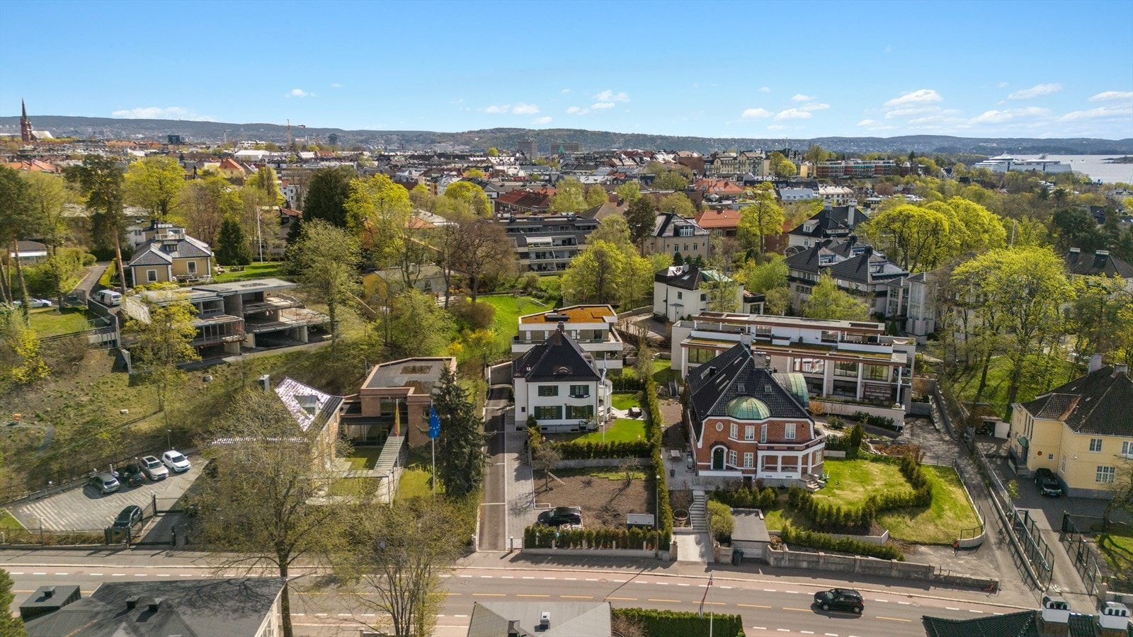 Oversiktsbilde (det er lagt gressplen i front av huset etter fotografering) Galleribilde