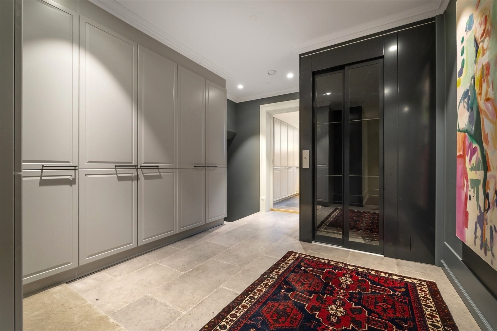 Rikelig med lagringsplass i integrerte skap - det er heis innvendig i huset som går til alle etasjene i huset Galleribilde