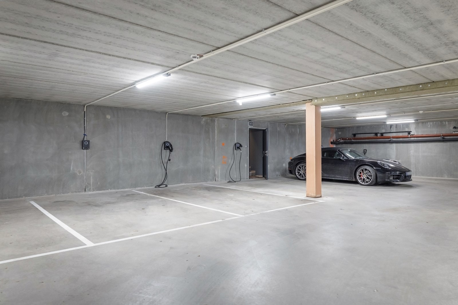 Boligen disponerer 3 parkeringsplasser i felles garasjeanlegg. Det er direkte adkomst til garasjeanlegget, via boligens kjelleretasje. Galleribilde