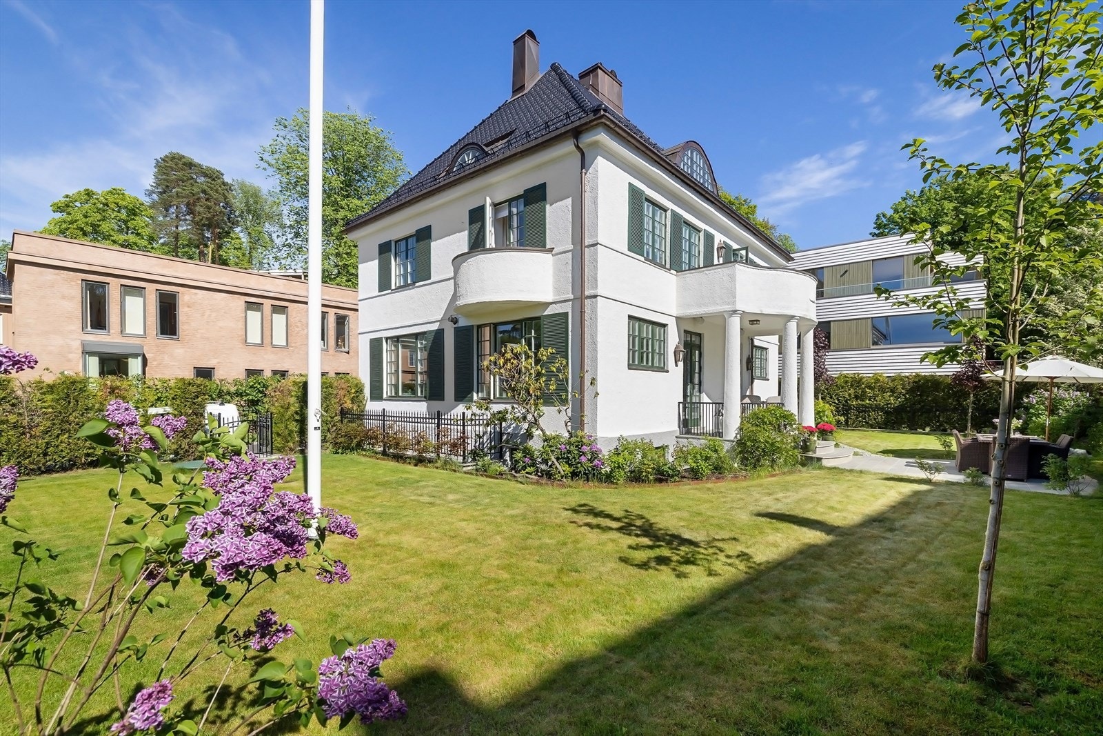 Eiendommen ligger i et svært attraktivt og sentralt boligområde på Frogner. Beliggenheten kombinerer et rolig og skjermet bomiljø med kort avstand til alt hovedstaden har å by på. Galleribilde