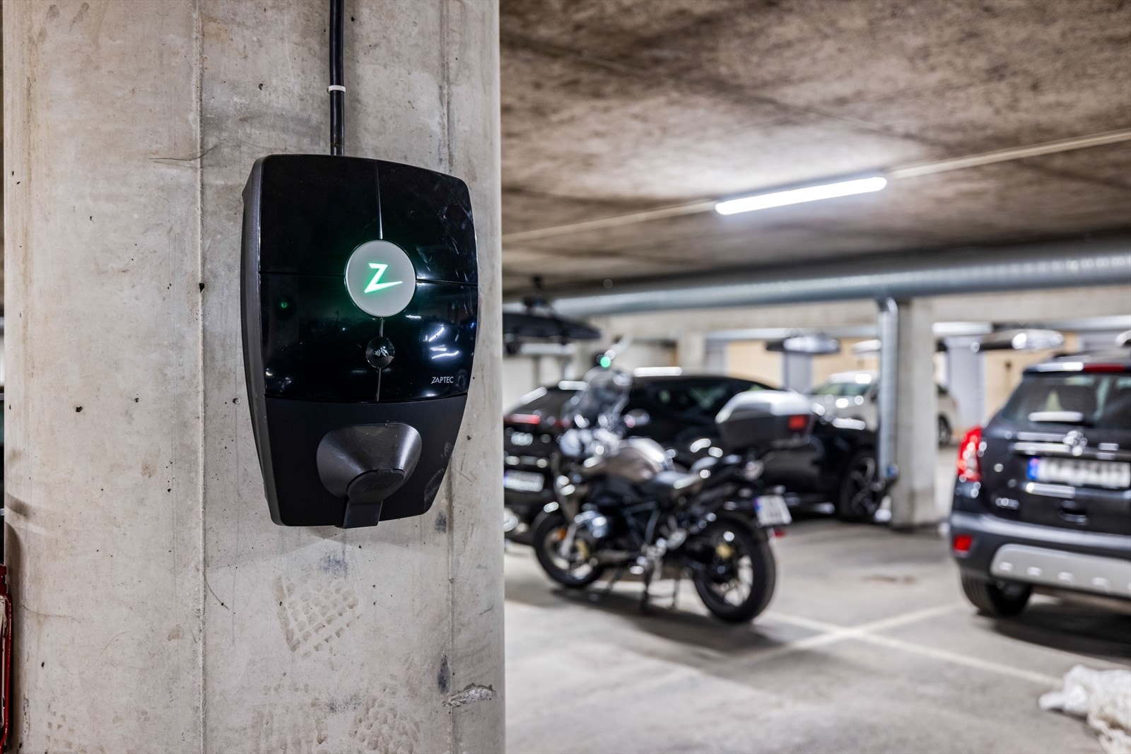 Leiligheten har bruksrett til en fast parkeringsplass i felles garasjekjeller med el.bil-lader. Galleribilde