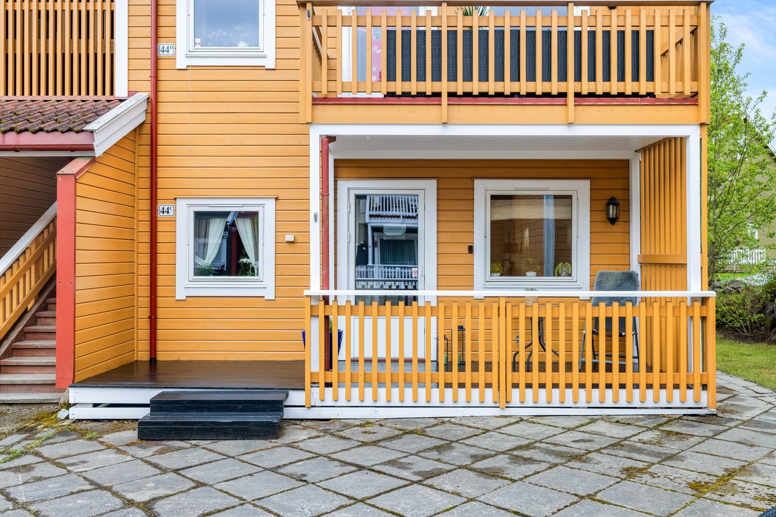 Det er også terrasse ved inngangspartiet, med utgang fra kjøkkenrommet. Galleribilde