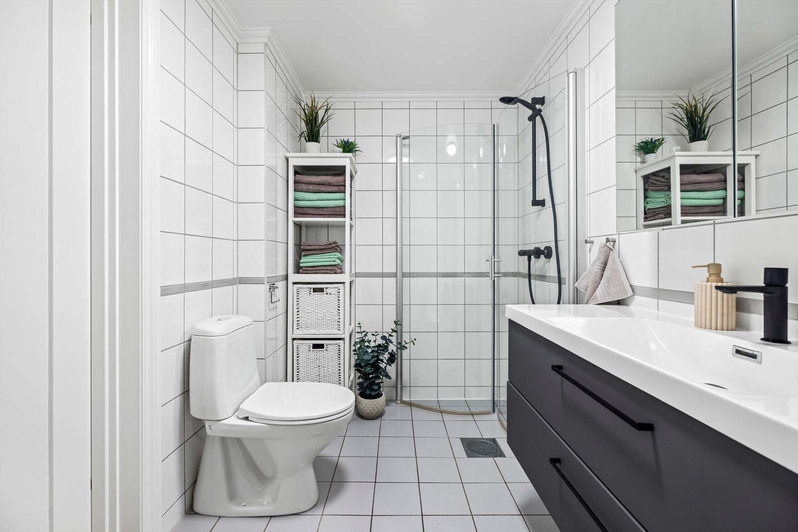 I 2026 ble badet oppgradert med nytt overskap, underskap, vask med kran, byttet gummilister på dusjdører, dusjtermostat og dusjsett av Bislet Rør AS. Galleribilde