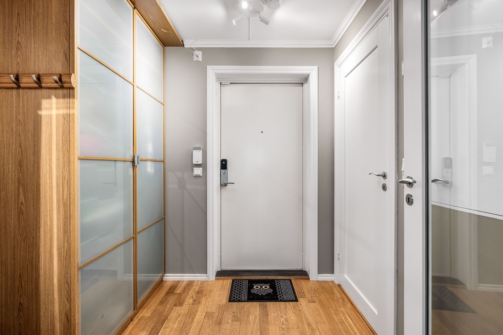 Entré med praktisk skyvedørsgarderobe og kodelås på ytterdøren. Galleribilde