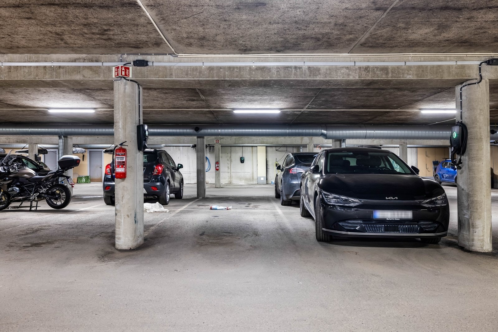 Leiligheten har bruksrett til en fast parkeringsplass i felles garasjekjeller med el.bil-lader. Galleribilde
