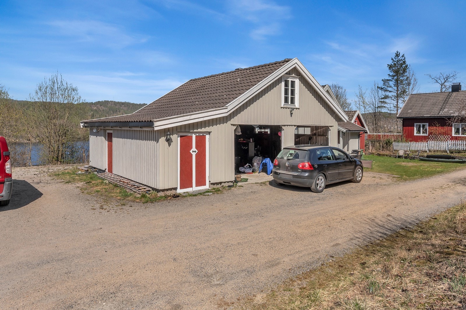 En frittstående garasje gir praktisk plass til bil og lagring. Galleribilde