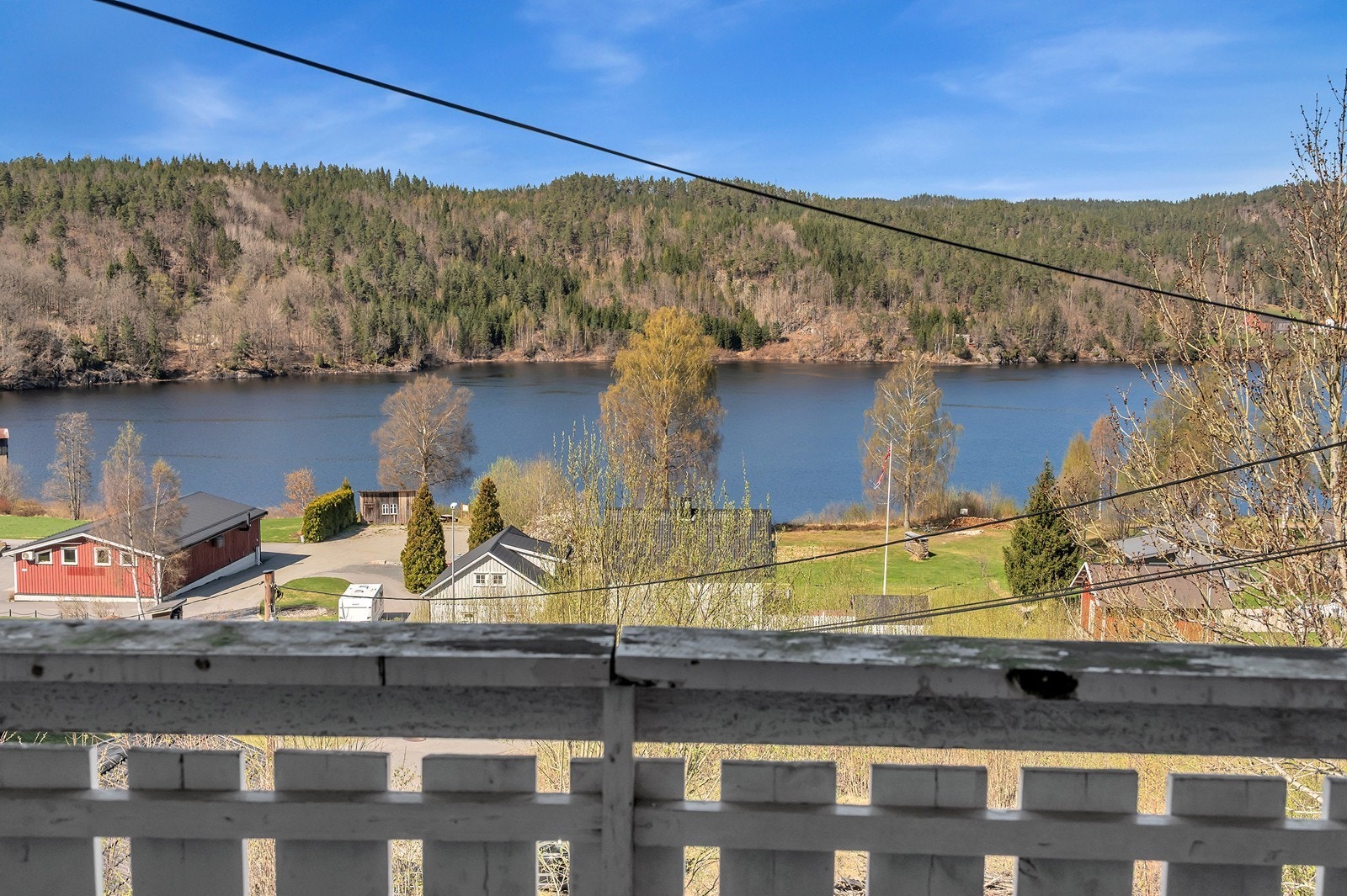 Fra balkongen kan man nyte panoramautsikt over innsjø og omkringliggende landskap. Galleribilde