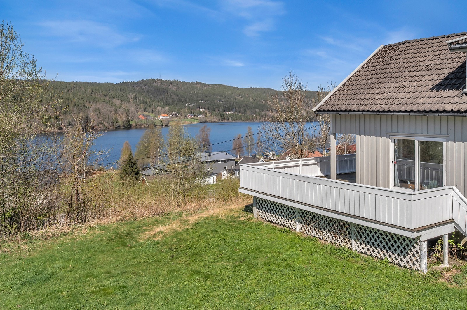 Fra eiendommen er det flott utsikt til vann og nærområde. Galleribilde