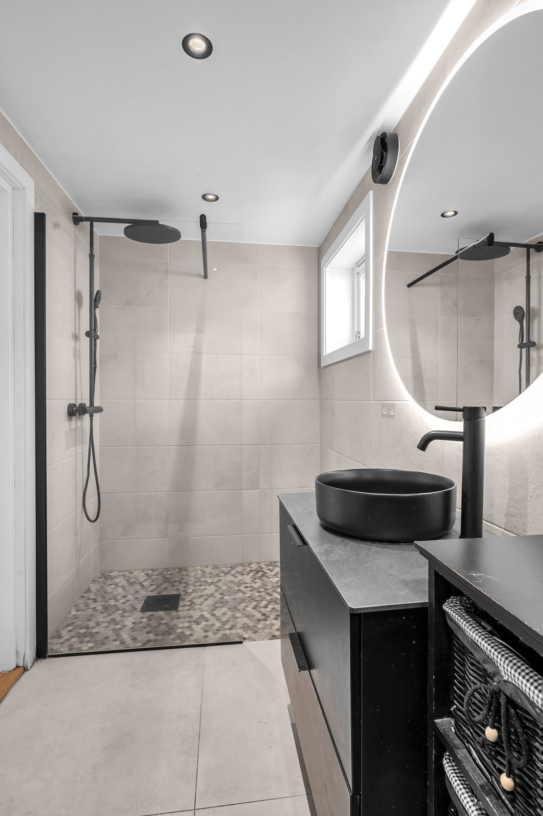 Flislagte vegger og gulv gir badet et helhetlig og funksjonelt design. Galleribilde